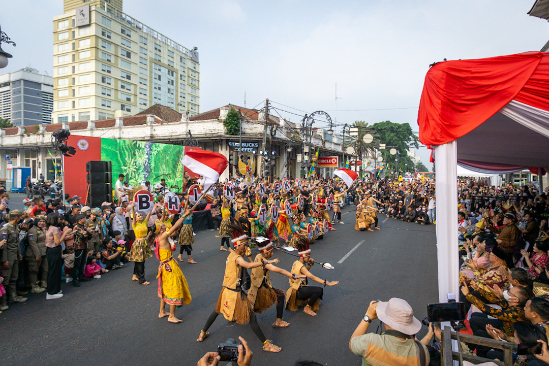 Kirab Pancasila dalam rangkaian acara Ikon Prestasi Pancasila yang diselenggarakan oleh Badan Pembinaan Ideologi Pancasila (BPIP) dilaksanakan di sepanjang Jalan Asia Afrika, Kota Bandung, Sabtu (9/9/2023).<br />
Kegiatan yang tersebut guna menebar inspirasi dan membangkitkan semangat berbangsa dan bernegara sebagai perwujudan dari Pancasila sebagai ideologi berkehidupan di Indonesia.