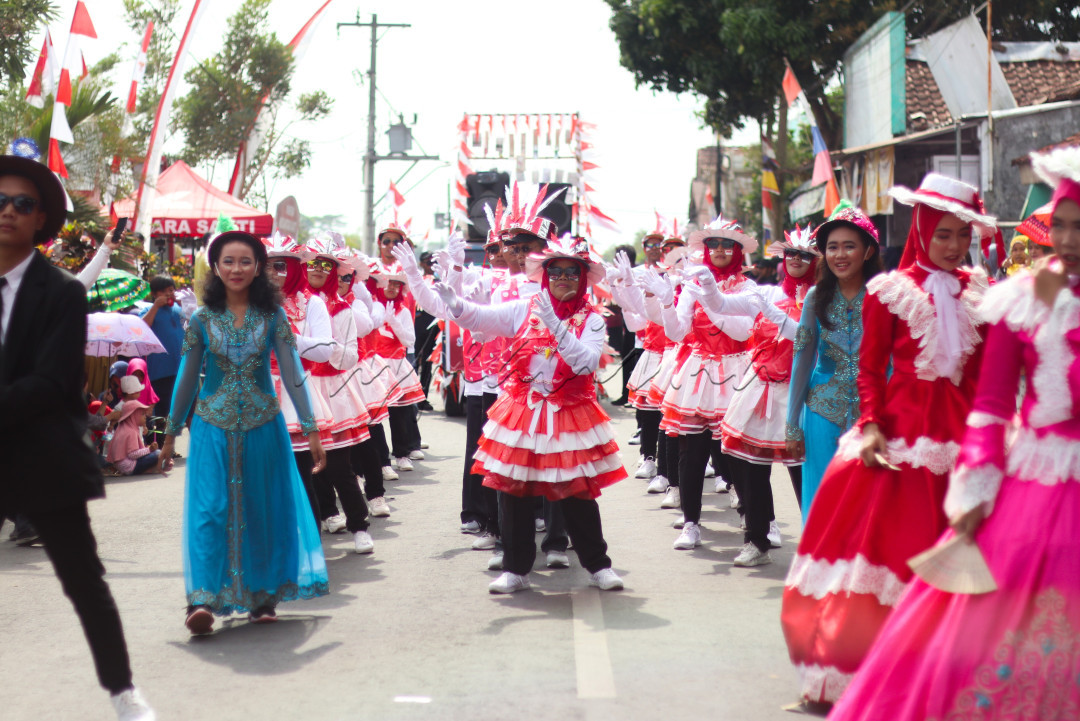 Gotong royong warga Pliken, Banyumas dalam memeriahkan acara Extravaganza menjadi ladang untuk memupuk kerja sama dan kreativitas antar warga. Bersatu bersama-sama meski berbeda tapi memiliki tujuan yang sama. Kebersamaan yang tercipta menguatkan chemistery dan suka cita.