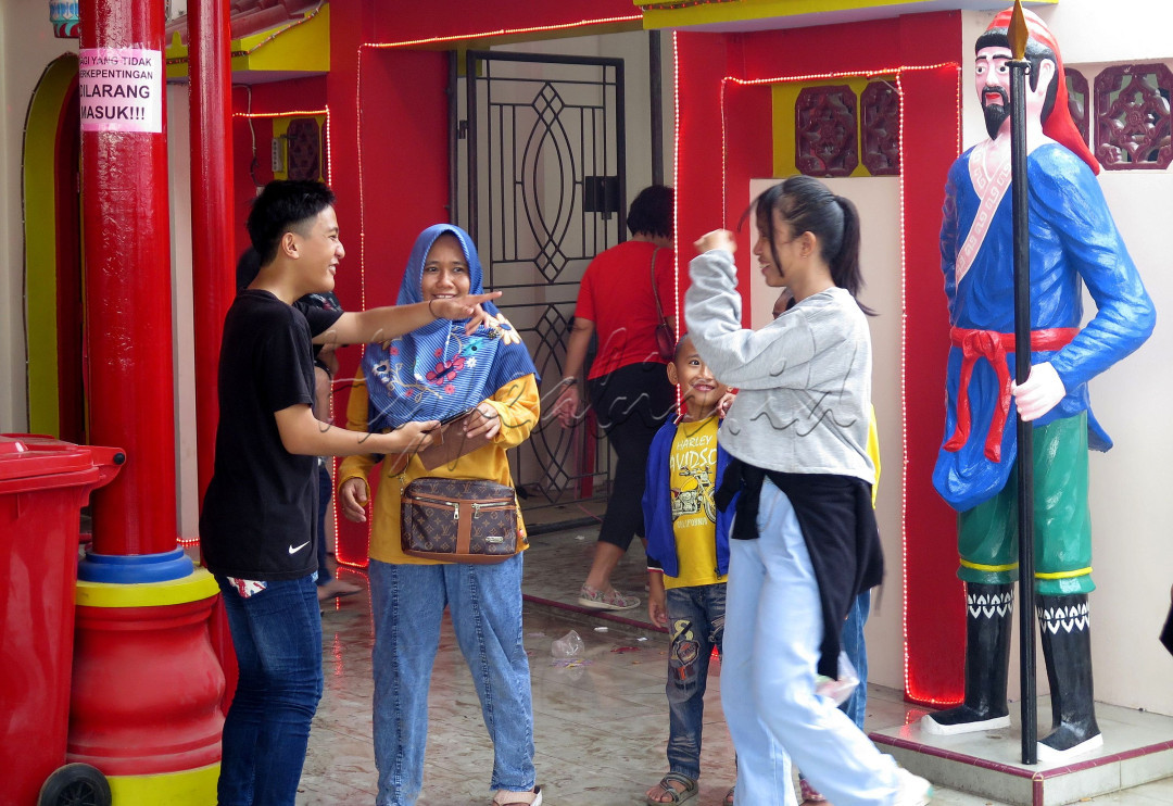 CANDA TAWA DI CAPGOME --- Warga bercanda dan tertawa ceriah menikmati suasana di Pulau Kemarau yang dibuka untuk umum pada acara Cap Go Me, Senin (2/1/2023).