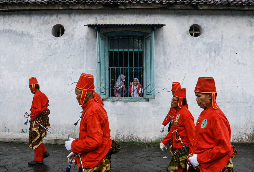 Potret prajurit Keraton Solo pulang seusai tampil di depan keraton yang di laksanakan setiap hari sabtu sore, guna untuk melestarikan Budaya dan juga memberikan edukasi kepada wisatawan.