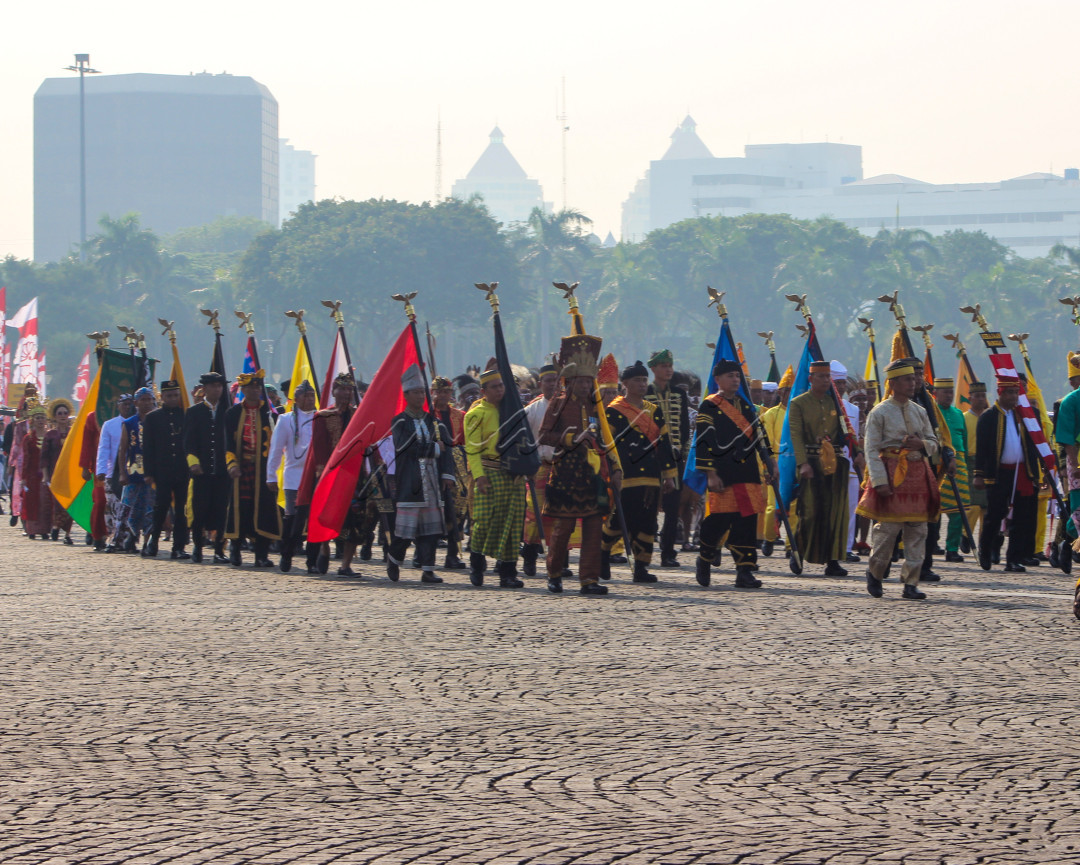 Perwakilan antar daerah hadir dalam mengawal kirab bendera pusaka RI dari Monas menuju Istana Presiden di HUT RI 2023