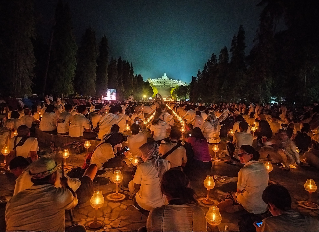 Momen Hari Waisak 2023 menjadi momen istimewa bagi masyarakat yang hadir di Candi Borobudur. Selain melepaskan ribuan lampion, para pengunjung bisa ikut merasakan kedamaian dalam kebersamaan antar umat beragama yang turut hadir.