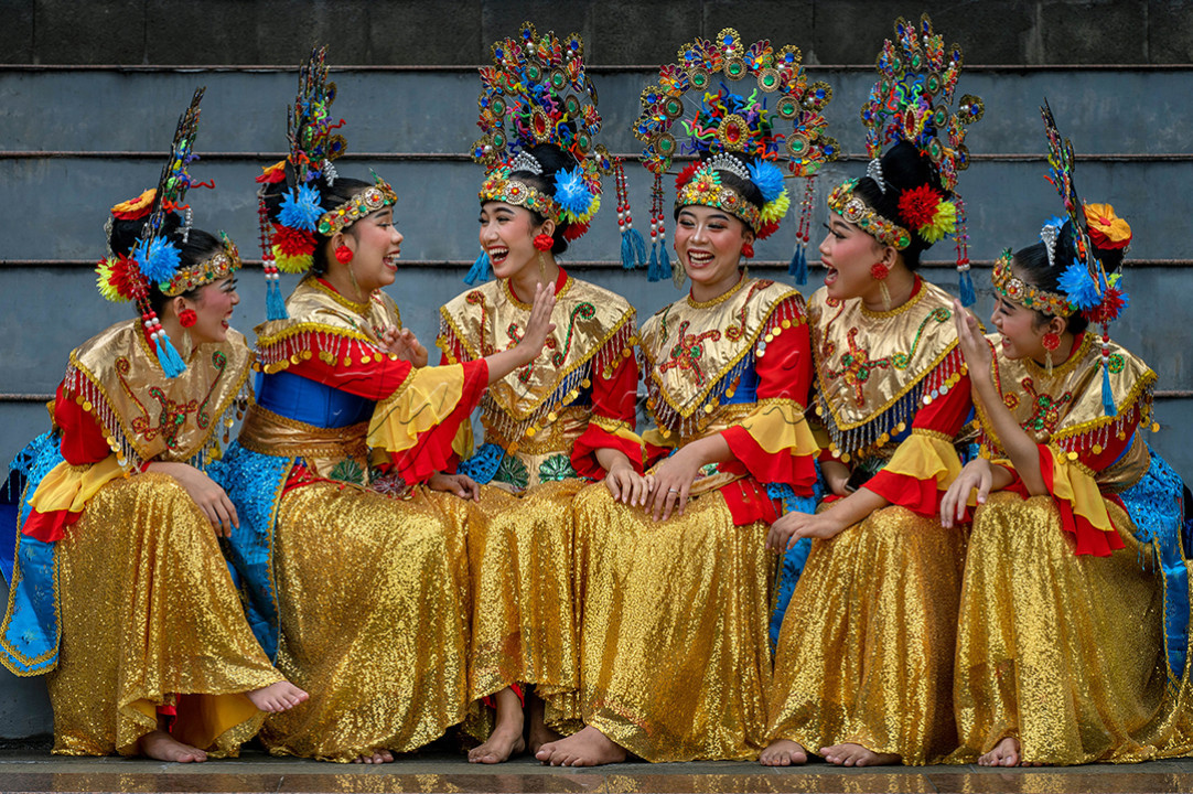 Keceriaan gadis-gadis penari sebelum penttas kesenian Tradisi Betawi