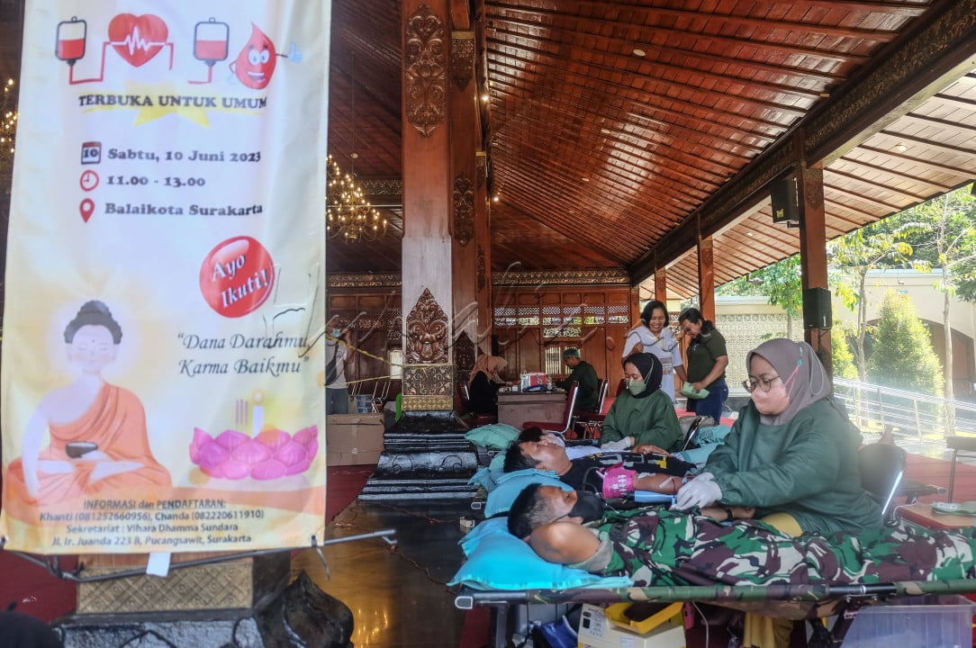 Perayaan Hari Waisak 2023 di kota Solo diisi dengan aneka kegiatan sosial, diantaranya pelaksanaan donor darah yang diikuti tidak hanya oleh umat Budha, juga anggota TNI-Polri serta masyarakat se kota Solo, sebagai bentuk solidaritas serta kepedulian sosial bagi sesama.