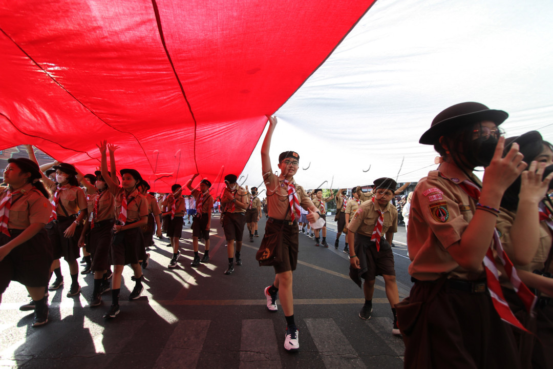 Ratusan pelajar dan warga membentangkan&nbsp;bendera Merah Putih raksasa berukuran 6 x 100 meter saat berlangsungnya Solo Car Free Day di kawasan Jl. Slamet Riyadi, Solo, Minggu (13/8/2023).&nbsp;Aksi mengarak bendera tersebut dengan berjalan dari simpang empat Ngarsopuro hingga Taman Sriwedari untuk memeriahkan HUT ke-78 Kemerdekaan Republik Indonesia.