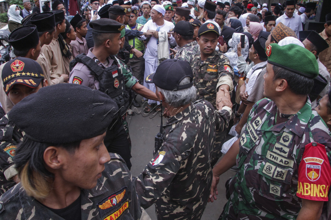 Kesatuan dari TNI POLRI dan Banser serta jamaah pengajian melakukan pengawalan salah satu ulama dalam acara Houl di&nbsp;Makam&nbsp;Muslim Ploso, Kecamatan Jati, Kabupaten&nbsp;Kudus.