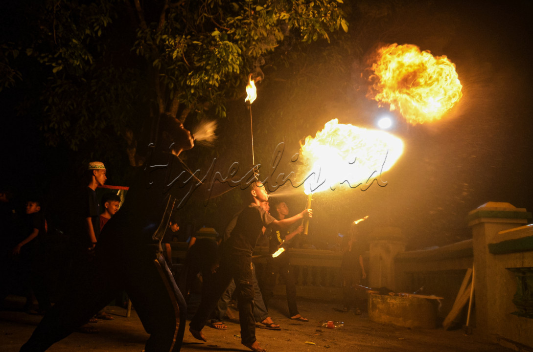 Niat tetap melanjutkan "Menuju Raya" meski sudah tidak di hari raya. Berlanjut dari "Puncak di Pesisir" malam hari saya menuju bagian selatan. Tiap jalan sisi selatan dipenuhi obor-obor yang menyala, tak lupa kumandang takbir juga dilantunkan.<br />
<br />
Panas, asap, dan semburan minyak melengkapi pengambilan momen waktu itu. Jika tak hati-hati, mungkin saya bisa tersambar api yang dijadikan atraksi tersebut. Mendekat sangat dekat demi mendapatkan momen yang kuat.