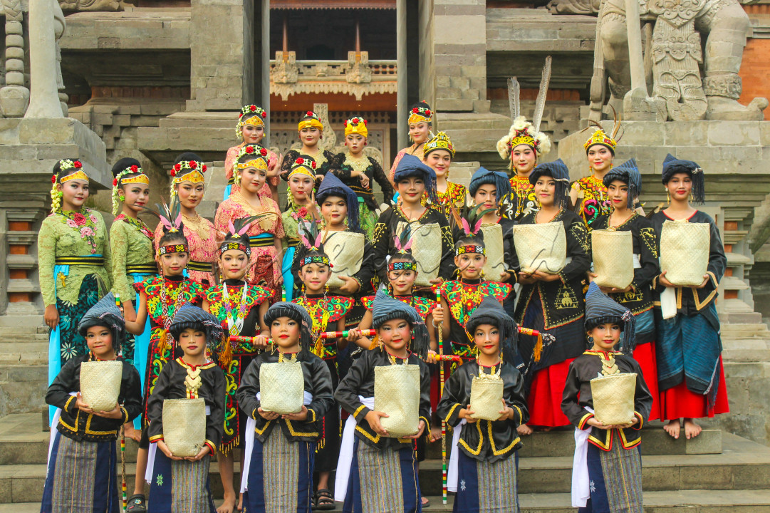 Para pelestari budaya antar daerah mencerminkan adanya solidaritas dalam merawat bhineka