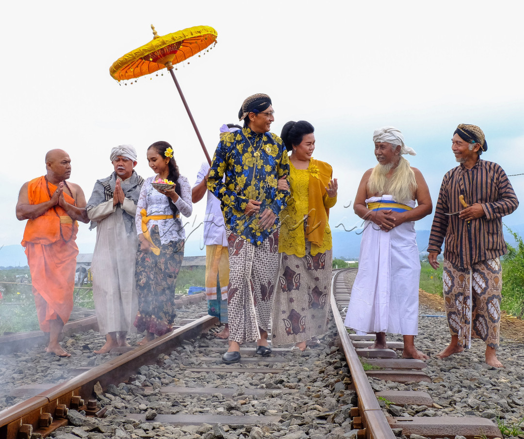 Masyarakat Indonesia merupakan gabungan dari berbagai suku, keyakinan serta latar belakang budaya. Semua hal tersebut bukan menjadi kekurangan, bahkan menjadi salah satu kekuatan yang telah berhasil dalam mempersatukan seluruh masyarakat dalam mendukung berdirinya negara Indonesia yang merdeka.&nbsp;