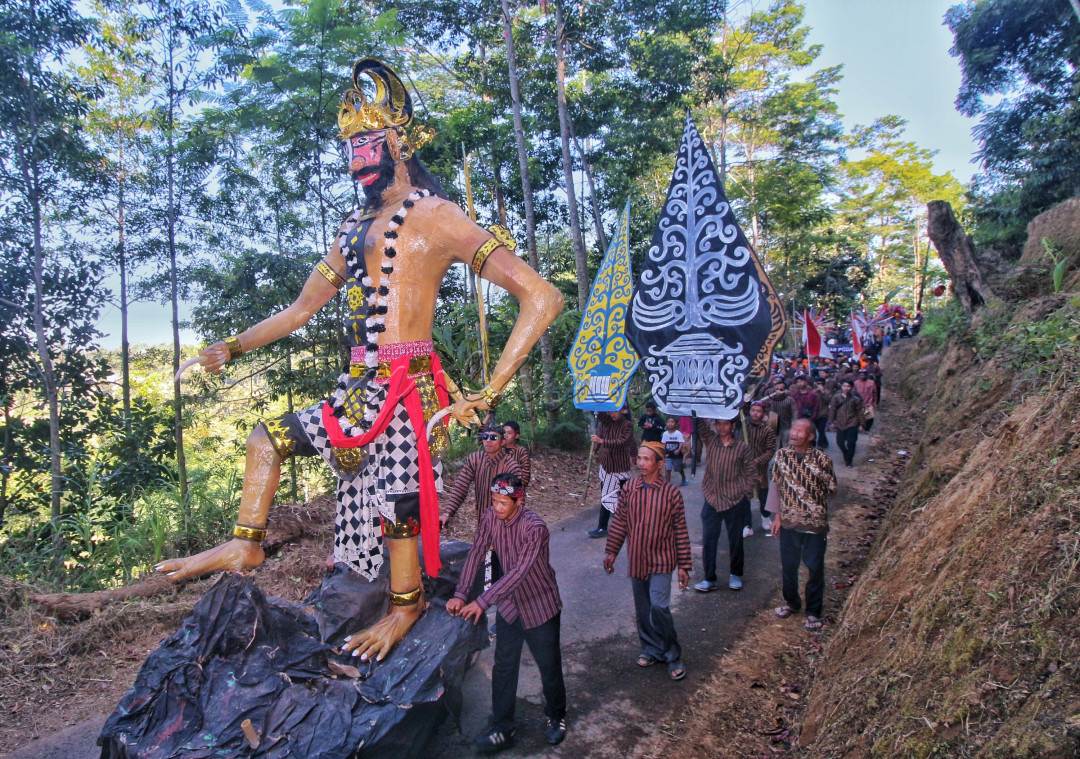 Masyarakat desa Larangan Kulon, Wonosobo, Jateng melaksanakan karnaval desa dengan kompak. Mereka memakai beragam pakaian adat dengan membawa berbagai simbol budaya.