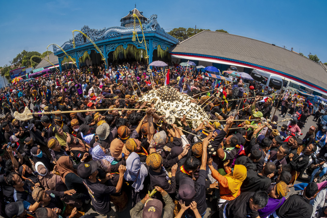 Warga kota Solo dan sekitarnya berebut gunungan di acara Grebeg Maulud di depan Keraton Kasunanan Surakarta.