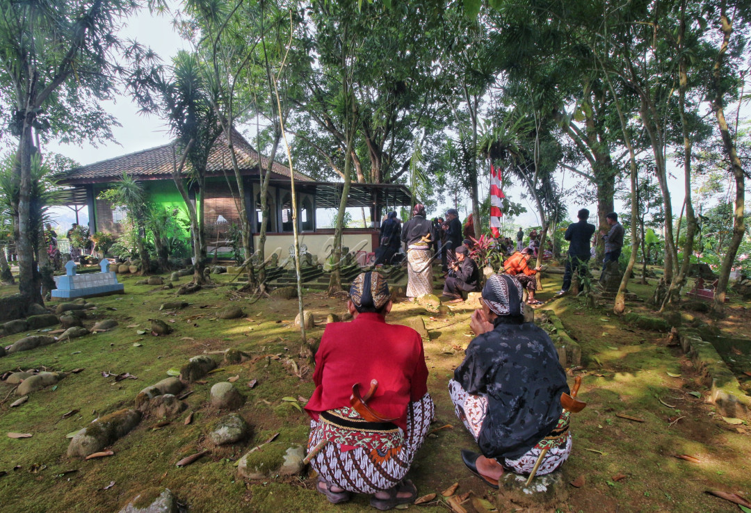 Masyarakat desa Plobangan, Selomerto Wonosobo Jateng melaksanakan kegiatan ziarah makam bersama ke makam leluhur dengan menggunakan pakaian adat. Kegiatan ini merupakan agenda tahunan di desa tersebut.