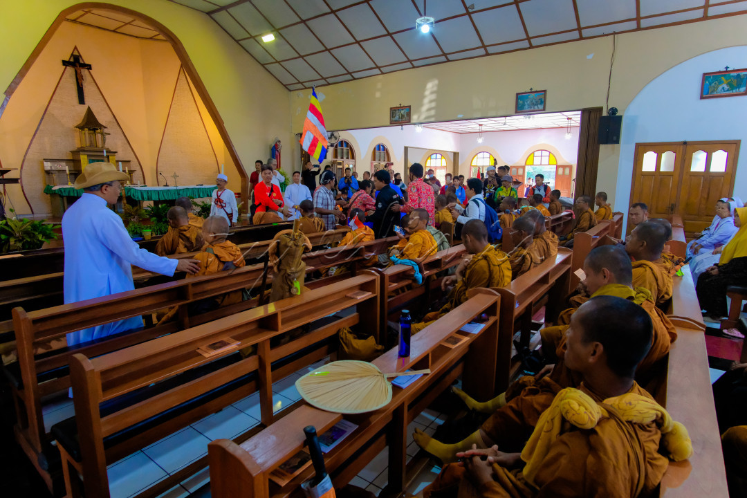 Sebanyak 32 bhikku sebelumnya telah melakukan ritual thudong, berjalan kaki dari Thailand menuju Candi Borobudur di Kabupaten Magelang, Jawa Tengah.<br />
<br />
Sebelum para bhikku lewat, sejak pagi hari warga sudah berjajar di pinggir jalan. Mereka hendak menyambut dan memberikan penghormatan dan mempersilahkan rombongan mampir di salah satu gereja sebagai salah satu bentuk toleransi dan wujud rasa empati kepada para bhikku yang menempuh perjalanan kurang lebih 1.300 kilometer.