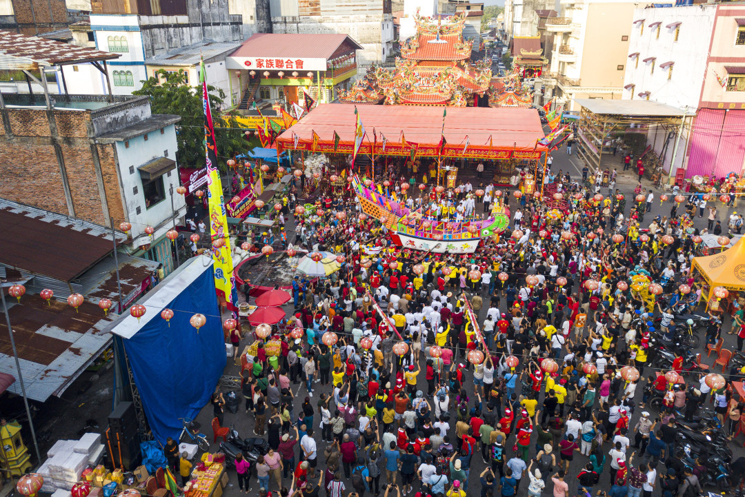 Festival Bakar Tongkang Di Bagansiapi-api, Rokan Hilir, Riau merupakan salah satu festival budaya yang mendunia, berbagai wisatawan domestik dan mancanegara tumpah ruah datang untuk menyaksikan secara langsung.