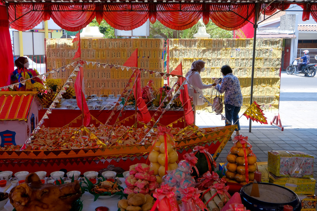 Umat Konghucu di Solo mengikuti upacara King Hoo Ping atau Sembahyang Rebutan di Litang Gerbang Kebajikan, Jebres, Minggu (10/9/2023).<br />
<br />
Mereka juga membakar replika kapal kertas yang merupakan simbol alat transportasi bagi arwah leluhur untuk kembali ke alamnya.