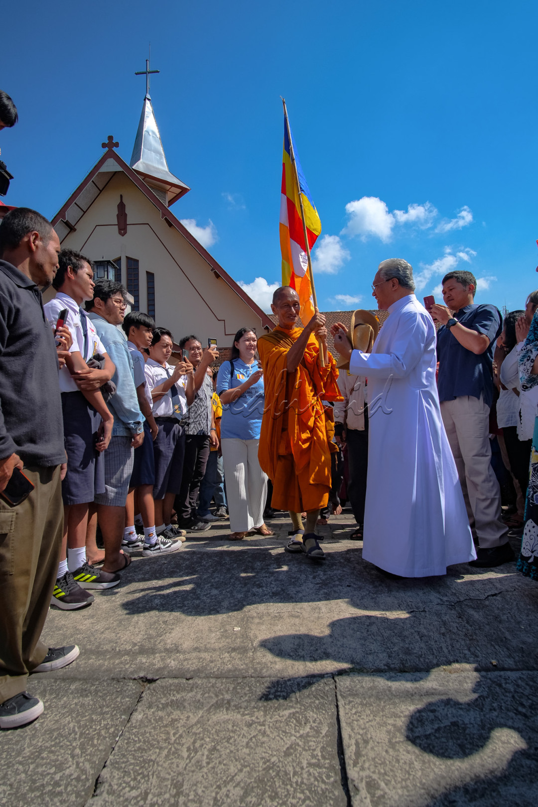 Sebanyak 32 bhikku sebelumnya telah melakukan ritual thudong, berjalan kaki dari Thailand menuju Candi Borobudur di Kabupaten Magelang, Jawa Tengah.<br />
<br />
Sebelum para bhikku lewat, sejak pagi hari warga sudah berjajar di pinggir jalan. Mereka hendak menyambut dan memberikan penghormatan dan mempersilahkan rombongan singgah di salah satu gereja sebagai salah satu bentuk toleransi dan wujud rasa empati kepada para bhikku yang menempuh perjalanan kurang lebih 1.300 kilometer.