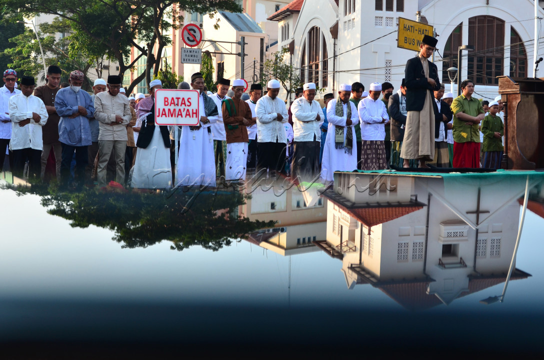 Sebuah imaji dua sisi dalam satu refleksi yang memperlihatkan umat Muslim tengah melaksanakan Shalat Eid saat Hari Raya Idul Fitri di depan sebuah gereja yang secara tidak langsung menunjukkan toleransi antar umat beragama, dimana Indonesia sendiri merupakan sebuah negara dengan keragaman agama yang didukung dengan toleransi tinggi dari keragaman keyakinan tersebut.