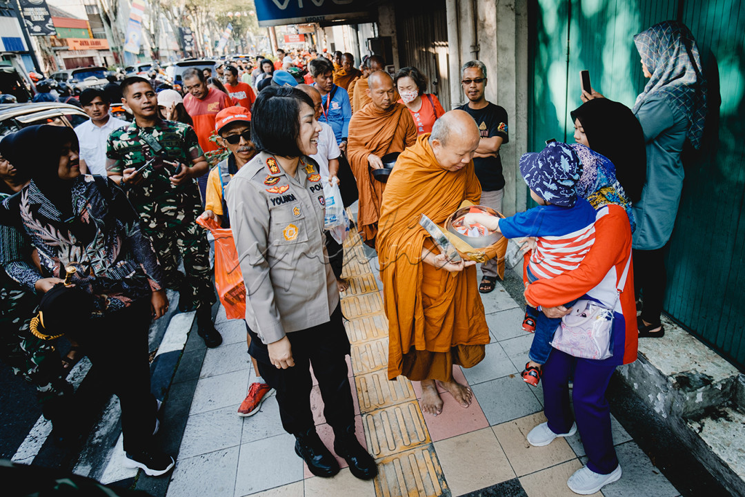 Dalam acara Pindapata Umat Budha di Magelang, terlihat seorang anak dengan ibunya sedang menyumbang dana untuk sang Bikkhu yang sedang melaksanakan Pindapata berjalan berkeliling disana. bu Yolanda selaku Polda di Magelang, ormas masyarakat dan TNI juga terlihat sedang mendampingi rombongan bikkhu disana.