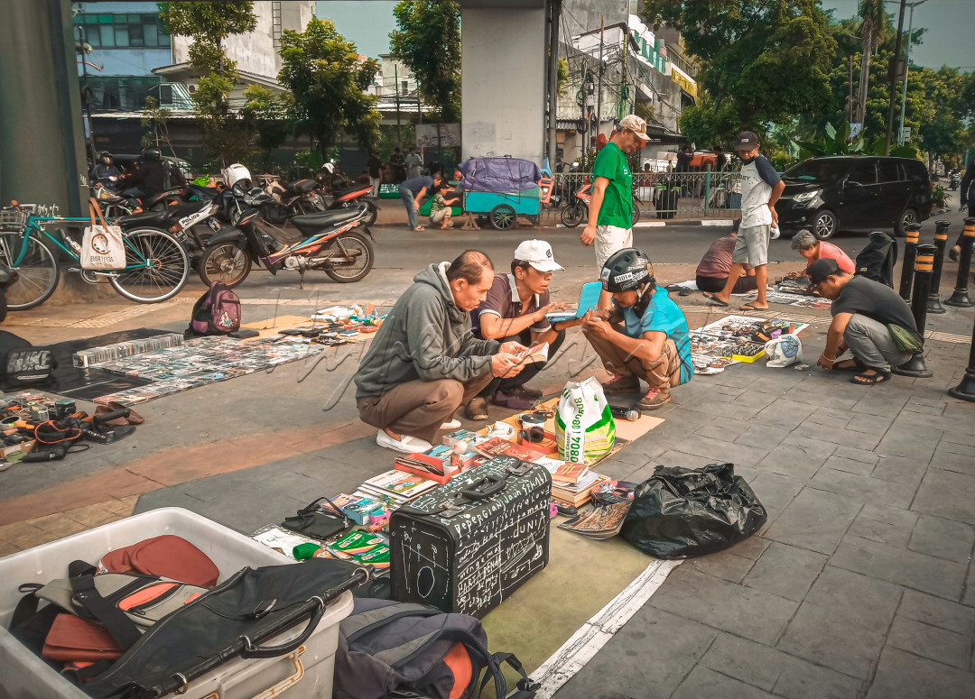 Pedagang Lapak Barang Antik yang ada di Pasar Kebayoran Lama ini terlihat saling menghargai bahkan satu sama lain saling mendukung penjualan masing-masing lapak dagangan mereka.<br />
<br />
@bisnisindonesiafoto<br />
@hypeabisid<br />
<br />
#bisnisindonesiafoto<br />
#hypeabisid<br />
#lombafotosolidaritasmerawatkebhinekaan