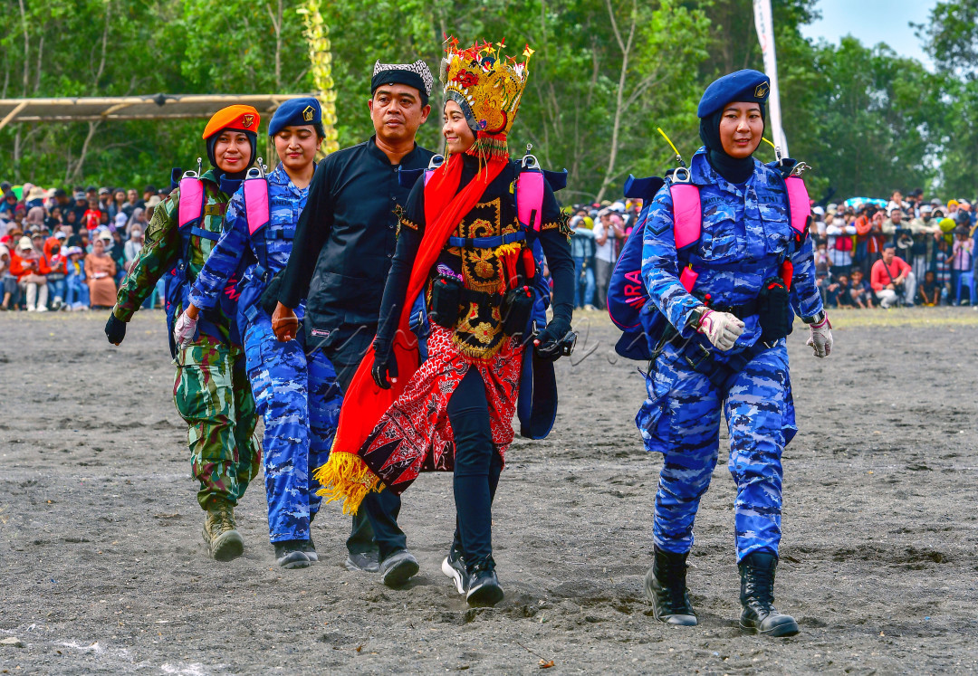 Anggota TNI AD dan AU turut serta mengawal penari gandrung sewu dalam gelaran Tari Gandrung Sewu di Pantai Boom Banyuwangi, Jawa Timur, Sabtu (16/9/2023). Dinas Kebudayaan dan Pariwisata Kabupaten Banyuwangi menggelar acara rutin tahunan ini sebagai salah satu upaya untuk melestarikan budaya dan merawat kebhinnekaan.