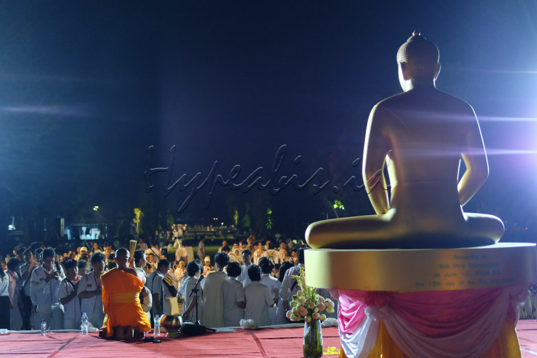Memperingati Perayaan Hari Waisak,Sejumlah doa bersama di Panjatkan dan ada sebuah Tradisi yang diikuti oleh Para umat Budha dimana biksu menyiraminya dengan air suci. Lalu mereka pun berdoa meminta kekuatan.