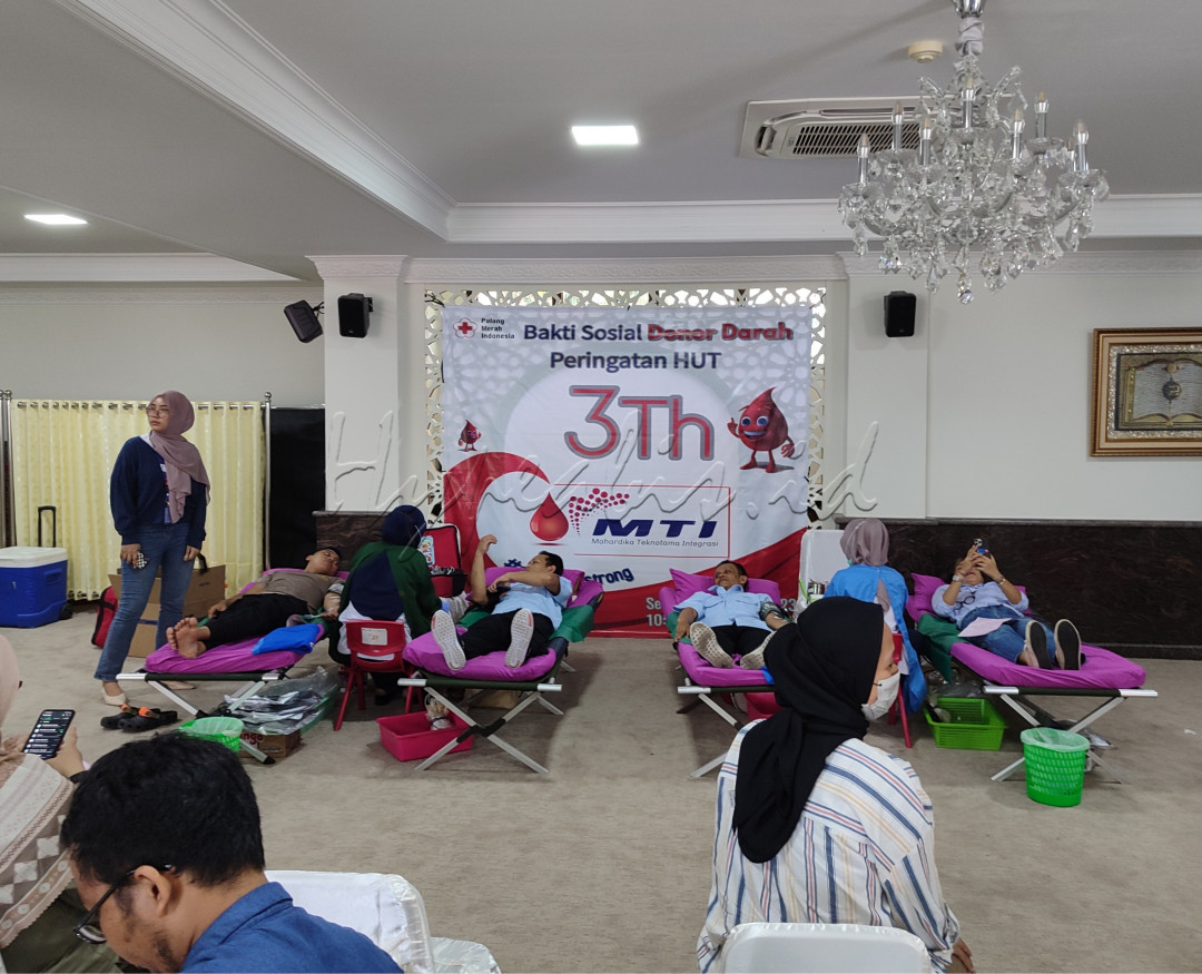 Kegiatan Bakti Sosial Donor Darah yang diadakan oleh salah satu perusahaan swasta dalam rangka HUT perusahaannya adalah salah satu bentuk aksi peduli terhadap sesama dengan memberikan manfaat yang besar bagi yang membutuhkan dan juga bagi yang memberikan donornya.&nbsp;&nbsp; @bisnisindonesiafoto @hypeabisid&nbsp; #bisnisindonesiafoto #hypeabisid #lombafotosolidaritasmerawatkebhinekaan