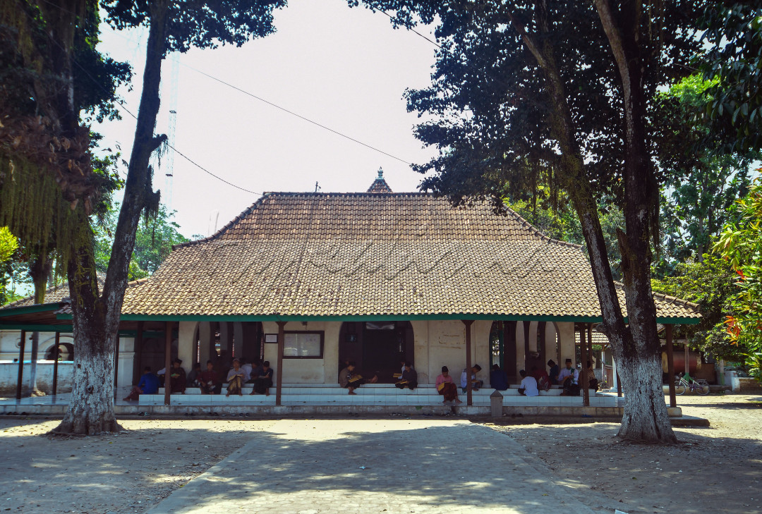 Para santri sedang tadarus kitab selepas shalat Zhuhur berjamaah di masjid Pesantren Ringin Agung Desa Keling, Kecamatan Kepung, Kabupaten Kediri, Jawa Timur, Ahad (8/10/2023).