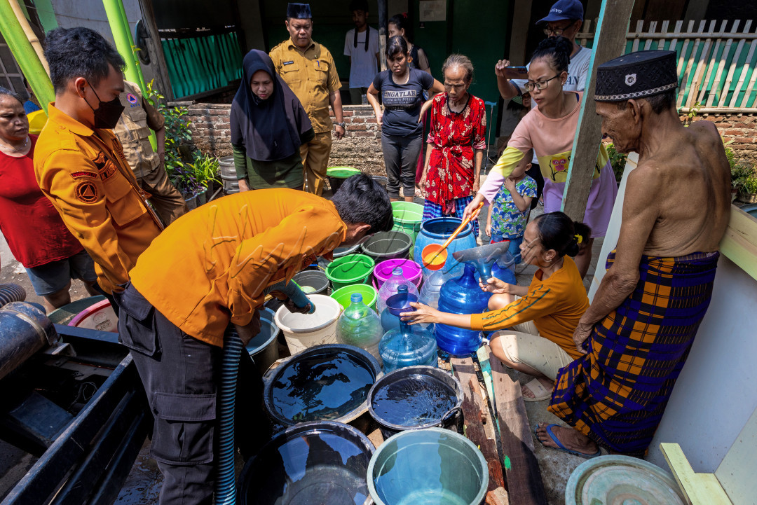 Meski hujan sudah rurun beberapa kali, namun sumur-sumur warga, termasuk sumur artesis yang dibuat oleh pemerintah daerah masih belum bisa memenuhi kebutuhan warga. Hingga kini, sebanyak 154 ribu liter air bersih sudah didistribusikan ke lima RW yang ada di kelurahan Argasunya.<br />
<br />
Sebelumnya, BPBD Kota Cirebon telah memetakan sejumlah titik yang rawan banjir di musim penghujan. Masing-masing tersebar di di Kelurahan Kalijaga, Kelurahan Pekiringan dan di sepanjang pesisir untuk banjir pasang air laut (rob) yaitu di Kelurahan Kasepuhan dan Lemahwungkuk.<br />
<br />
Sebagai tindakan antisipasi pihaknya telah mengirimkan surat edaran kepada setiap camat untuk melakukan tindakan antisipasi menjelang musim penghujan. Bahkan bulan ini mereka juga akan turun langsung untuk bersama-sama dengan masyarakat membersihkan saluran yang berpotensi terjadi banjir.