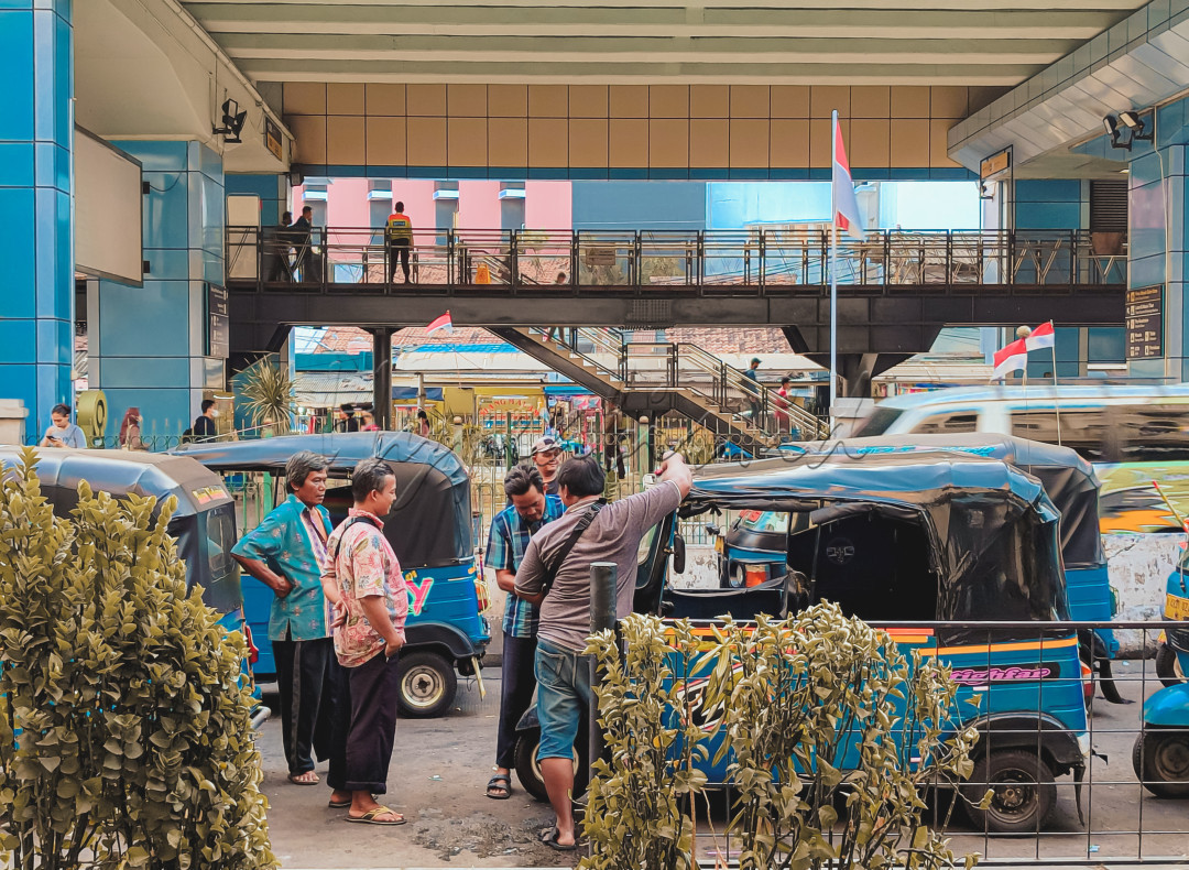 Percakapan hangat yang diselingi canda guyon sesama Pedagang Bajaj diwaktu mereka menunggu penumpang adalah bentuk solidaritas sesama Supir sekaligus memberikan semangat diantara mereka.<br />
<br />
@bisnisindonesiafoto<br />
@hypeabisid<br />
<br />
#bisnisindonesiafoto<br />
#hypeabisid<br />
#lombafotosolidaritasmerawatkebhinekaan