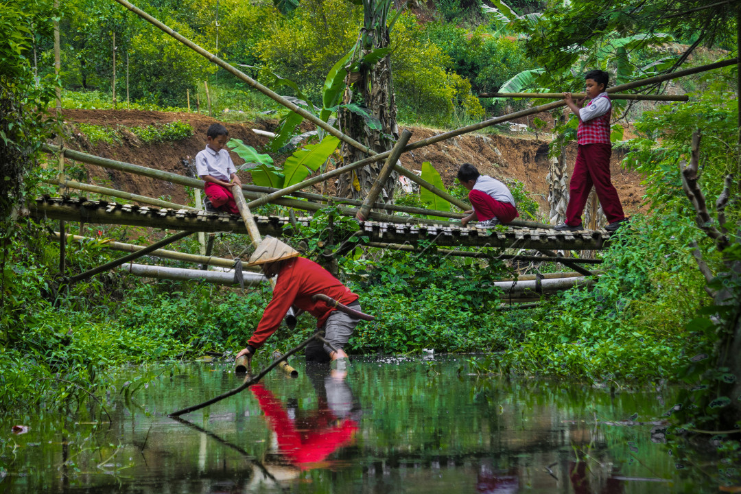 Anak-anak SD Turut Ambil Bagian dalam Memperbaiki Jembatan Bambu: Belajar, Berdaya, dan Berkolaborasi untuk Membangun Masa Depan yang Lebih Baik. Gotong royong membangun jembatan oleh anak SD adalah sebuah upaya yang sangat positif dan mendidik. Ini tidak hanya akan memperbaiki infrastruktur lokal tapi juga melibatkan anak-anak dalam aktifitas sosial yang bermanfaat dan mengajak mereka tentang kerjasama, tanggung jawab serta kepedulian terhadap lingkungan. Memberikan pelajaran berharga tentang arti manfaat untuk orang lain dimana dapat diartikan Pahlawan untuk orang-orang disekitarnya. Ekonomi akan berjalan dengan baik dengan baiknya jembatan penghubung Desa Cihanjuang, Kabupaten Bandung Barat.