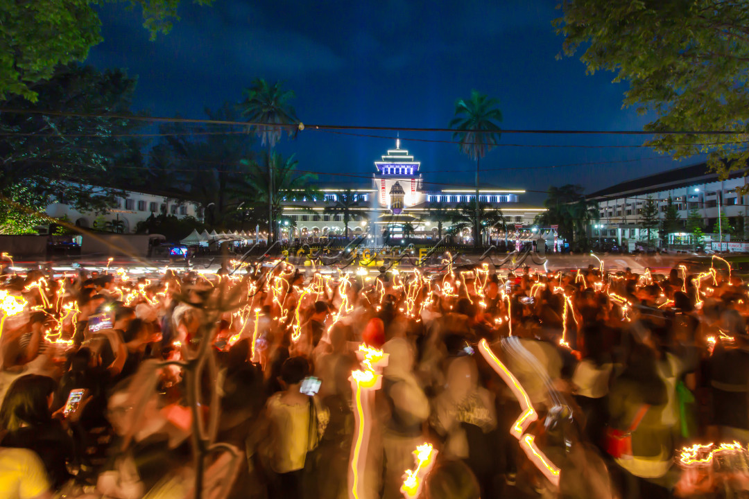 Aksi seribu lilin yang berlangsung di depan gedung Sate, Bandung, Jawa Barat berjalan lancar. Aksi ditujukan untuk perdamaian Indonesia. &nbsp;Bentuk keprihatinan kita, akan perkembangan politik dan sosial saat ini,<br />
&nbsp;Aksi ini ditujukan lebih kepada keinginan terjaganya kebersamaan dan perdamaian. Kemudian aksi ini untuk menghindari perpecahan antar umat beragama.<br />
<br />
Peduli dengan bangsa ini merangkul semua yang paling penting demi keutuhan Indonesia,<br />
Aksi ini berjalan lancar meski aparat kepolisian terus mengingatkan batas waktu aksi. Tak ada insiden berarti dalam aksi ini.&nbsp;