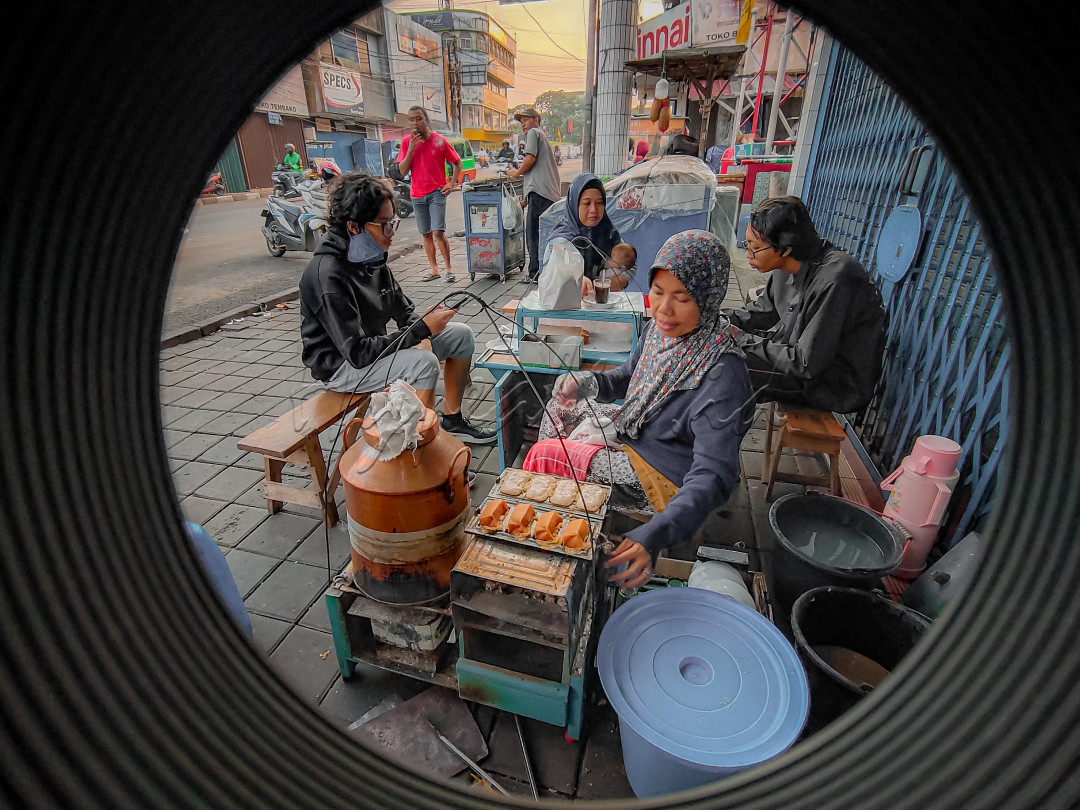 Kue Kotak Legendaris di Kota Bogor buka setiap hari sejak pukul 05.00 dinihari dan biasanya pukul 07.00 sudah habis karena banyaknya pembeli