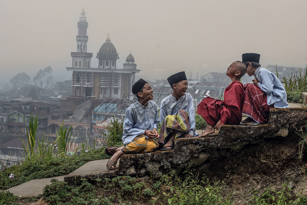 Dalam kebersamaan, harus ada upaya untuk saling menghargai antar sesama. Tidak bisa ada unsur merasa benar sendiri, atau memaksakan kehendak kepada orang lain. Justru sebaliknya, dalam kebersamaan selalu mengedepankan persamaan
