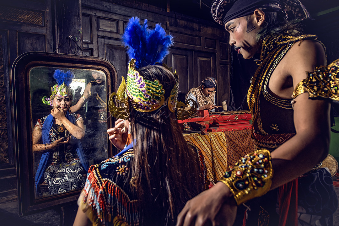 Budaya daerah merupakan warisan leluhur. Ada banyak kebudayaan Nusantara yang patut dilestarikan diantaranya adalah batik, wayang, tarian, musik seperti gamelan serta angklung, dan lain-lainnya. Budaya Nusantara telah menjadi magnet bagi para wisatawan mancanegara, dan saya berkesempatan mengabadikan salah satu budaya yaitu&nbsp;Tari Lengger di kawasan Dieng.
