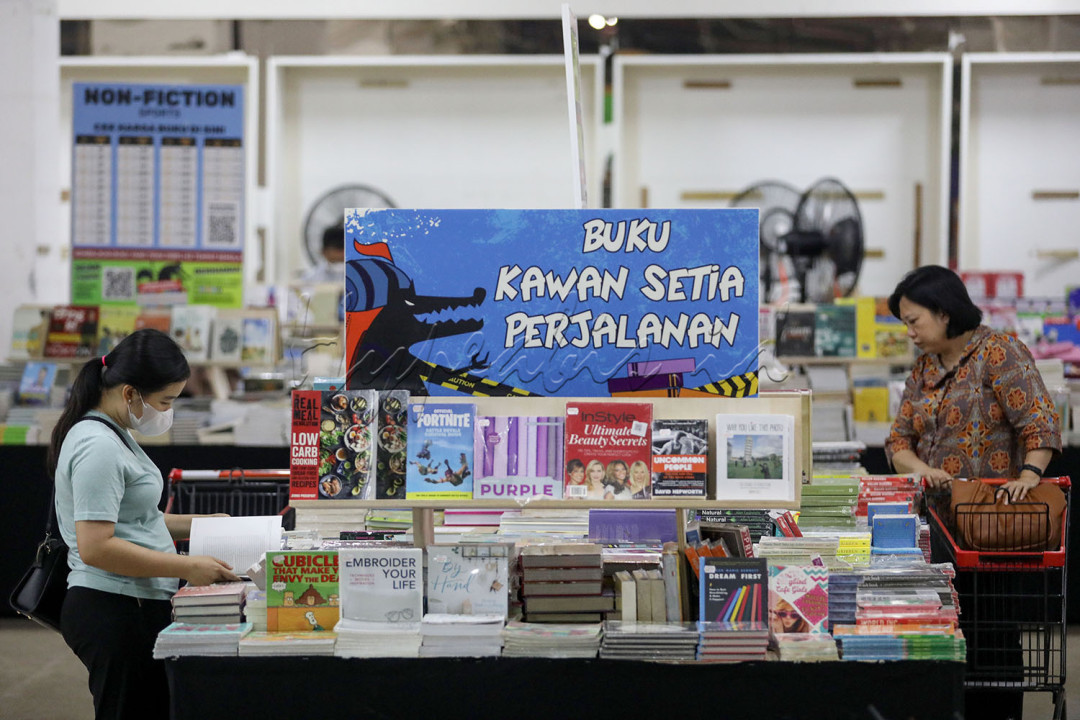 Pengunjung mencari buku saat berlangsungnya acara Big Bad Wolf Books (BBW) di Mall Alam Sutera, Tangerang, Banten.