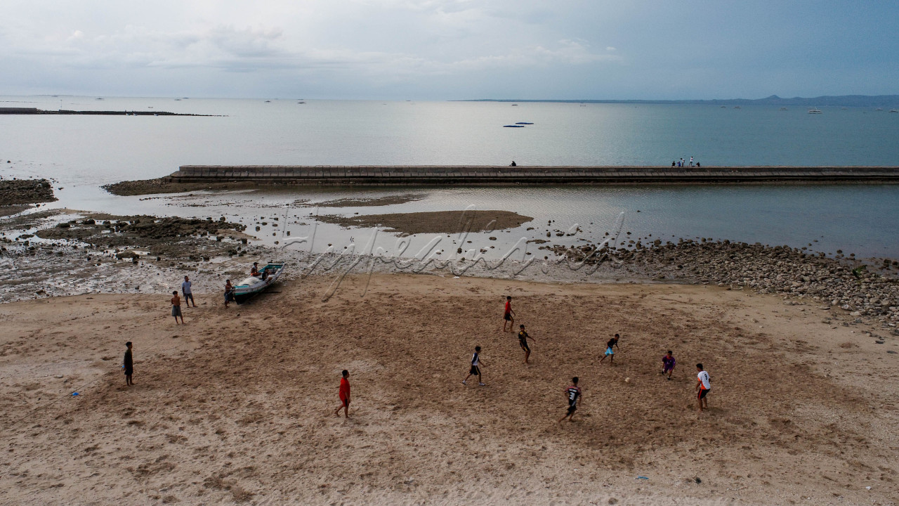 Di pantai yang menjadi alternatif wisata andalan masyarakat Kupang ini, pengunjung dapat melakukan beragam aktivitas, seperti berenang, memancing, bermain sepak bola, karaoke atau sekedar bermain air di pantainya.