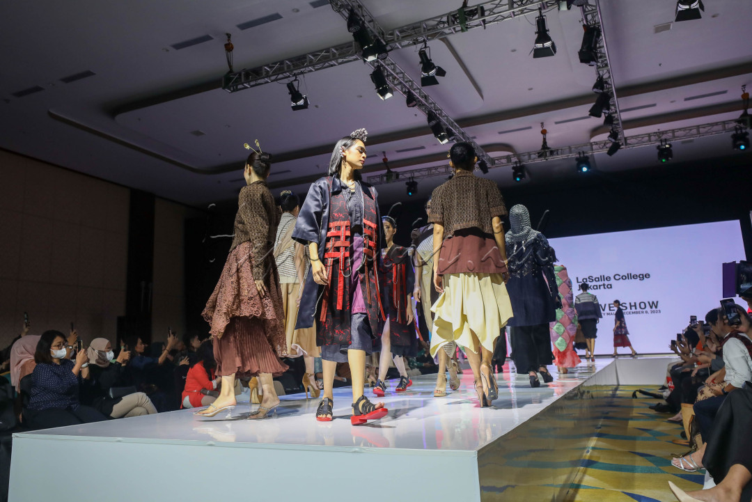 Sejumlah kain wastra nusantara yang digunakan mulai dari Batik Jambi, Tenun Ikat Dayak, Tenun Sumba Gradasi, Tenun Gedog Tuban dan lainnya yang sebagian besar menggunakan pewarna alami.