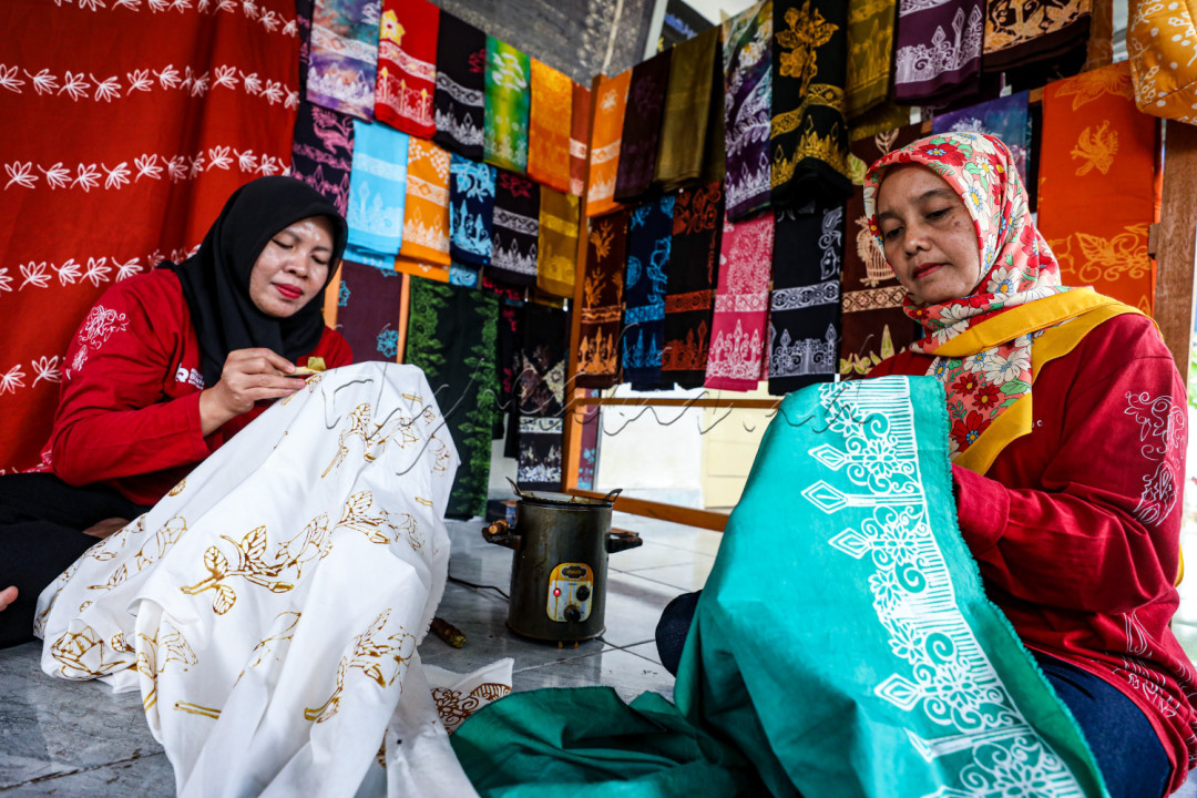 <div>Batik merupakan warisan budaya lokal yang menyimpan beragam pengetahuan dan kearifan lokal dengan nilai seni tinggi. Melalui tangan kelompok pengerajin di Dusun Tanjung, Kecamatan Lawang Kidul, lahirlah Batik Kujur.</div>

<div>&nbsp;</div>