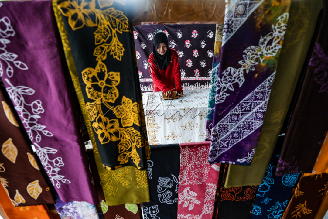 Nama Kujur diambil dari nama pusaka milik masyarakat Dusun Tanjung berbentuk tombak. Nama Kujur juga menjadi nama kelompok pengerajinnya. Motif-motif Batik Kujur diambil dari sejarah, budaya, dan kekayaan alam di Bumi Serasan Sekundang.&nbsp;
<div>&nbsp;</div>
