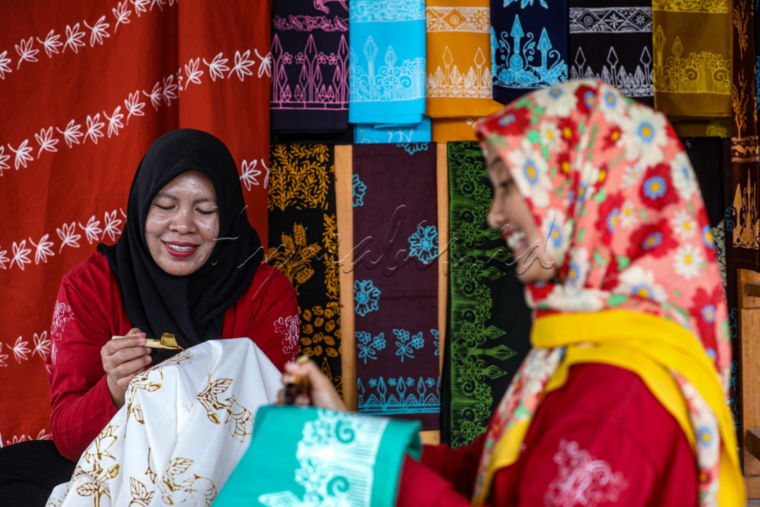 Gambaran ini melahirkan tujuh motif, tengkiang, bunga tanjung, kopi, duku, padi, kuduk/gerahang dan rumah adat. Beragam motif ini memiliki makna tersendiri di setiap simbol yang digunakan dalam Batik Kujur.
<div>&nbsp;</div>

<div>&nbsp;</div>