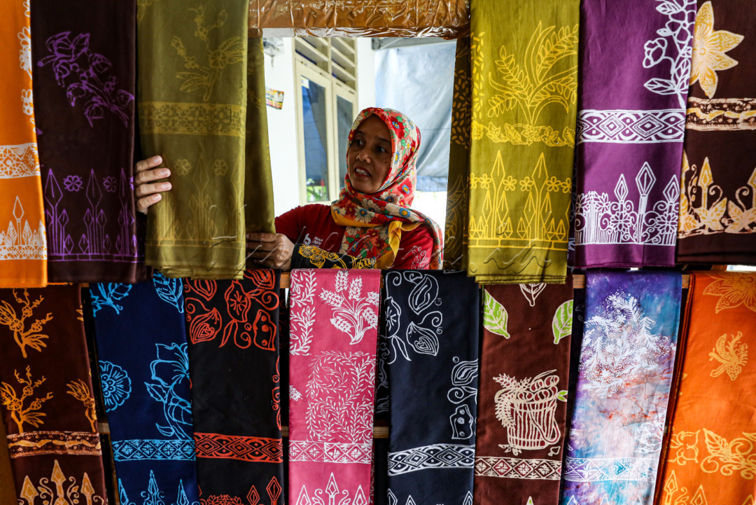 Bahkan Batik Kujur yang memiliki ciri khas warna-warna cerah tampil di New York Indonesia Fashion Week yang diselenggarakan pada 11 Februari 2023 di Pier 36 Cruise Ship 299, South Street New York, Amerika Serikat (AS).