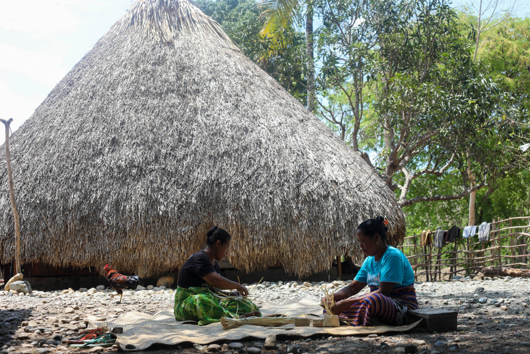 Saat berada di Belu, Nusa Tenggara Timur (NTT), saya berkesempatan mengunjungi pelaku UMKM anyaman di Desa Tulakadi. Desa ini berbatasan langsung dengan Timor Leste.&nbsp;