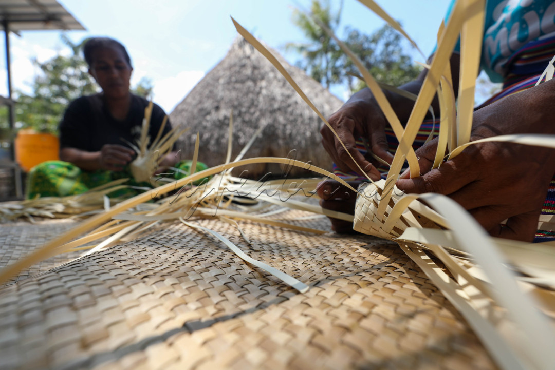 Meski awalnya menganyam hanya merupakan bagian dari tradisi turun temurun oleh wanita di Pulau Timor, namun saat ini hasil produksi anyaman dari kelompok ini dipasarkan secara online dan telah terjual ke berbagai daerah di Indonesia hingga ekspor ke London, Inggris.&nbsp;