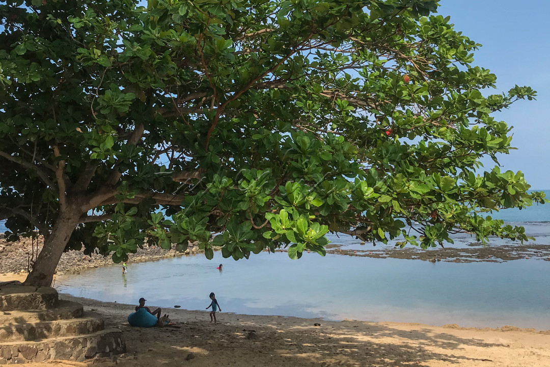 Wisatawan beraktivitas di salah satu pantai kawasan Anyer, Banten.&nbsp;
