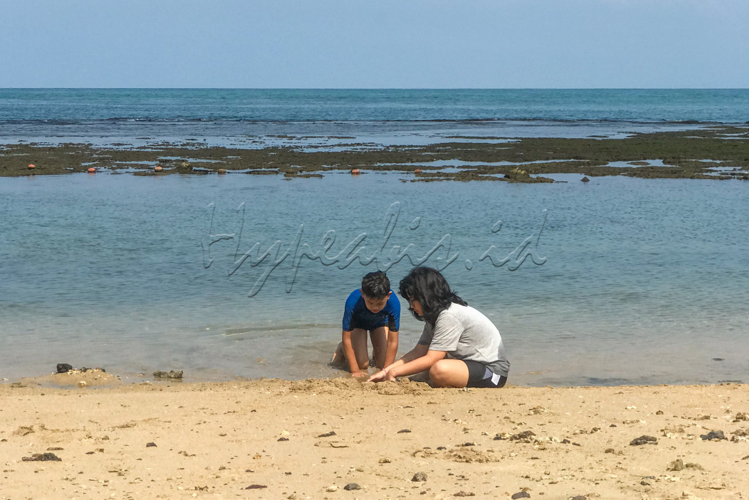 Selain keindahan pantainya, di sini juga para wisatawan dapat bermain dan mengisi waktu luang dengan bersantai hingga bermain pasir.