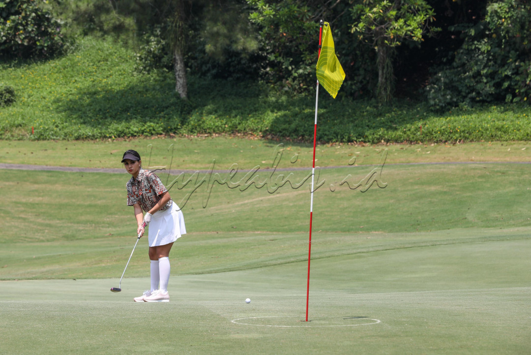 Olahraga golf di Indonesia cukup tenar di kalangan atas. Golf seringkali digunakan untuk para pengusaha untuk melakukan lobby-lobby bisnisnya. Selain itu alat-alat golf juga tergolong mahal untuk kaum mendang-mending.