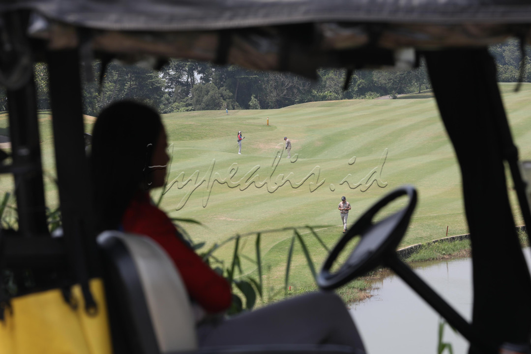 Golf sendiri merupakan permainan luar ruang yang dimainkan secara perorangan atau tim yang berlomba memasukkan bola ke dalam lubang-lubang yang ada di lapangan dengan jumlah pukulan tersedikit mungkin. Bola dipukul dengan menggunakan satu set tongkat pemukul yang disebut klab (stik golf).&nbsp;