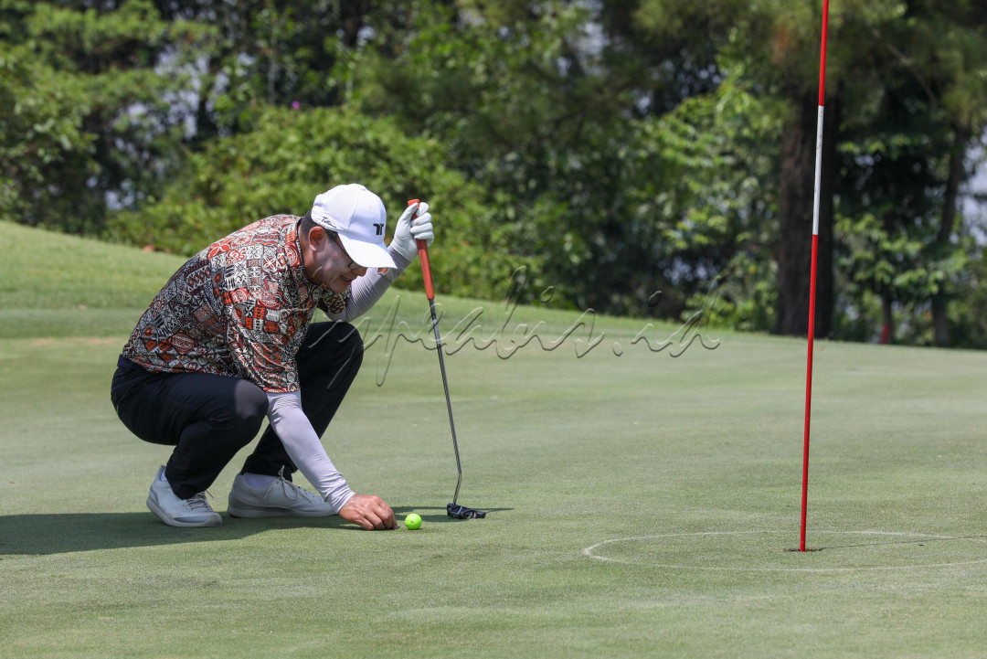 Olahraga ini adalah salah satu dari permainan yang tidak memiliki lapangan permainan yang standar, melainkan dimainkan di padang yang masing-masing memiliki desain unik, dan biasanya terdiri dari 9 atau 18 hole (lubang).
