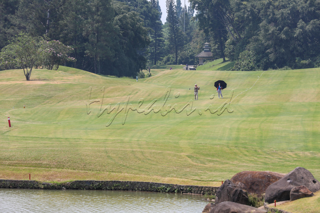 Skor dalam golf berbeda dengan skor dalam permainan lain. Pemain menang bila mendapat skor yang sedikit (bahkan hingga minus). Berbeda dalam sepak bola atau bola basket yang menentukan grup dengan skor terbanyak sebagai pemenang.&nbsp;