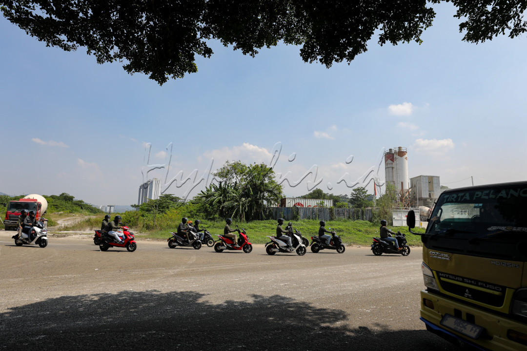 Sebanyak 12 unit motor listrik ditunggangi oleh tim Bisnis Indonesia.